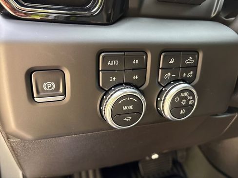 Used 2025 GMC Sierra 1500 AT4 w/ Technology Package AWD/4WD image 18
