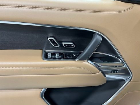 Used 2024 Land Rover Range Rover Long Wheelbase SE image 17