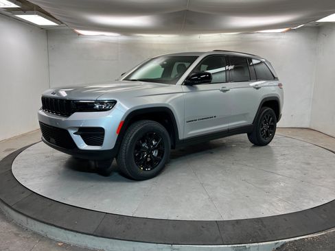 New 2025 Jeep Grand Cherokee 4WD image 1