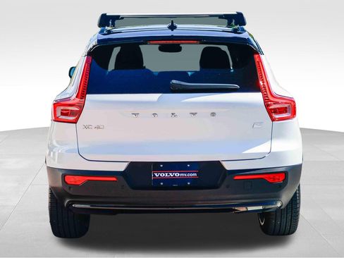 Used 2023 Volvo XC40 Recharge Plus image 7
