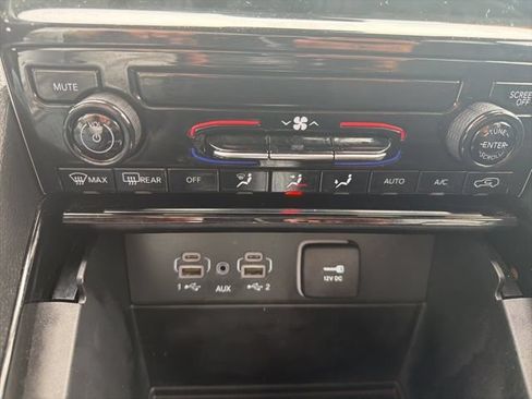 Used 2023 Jeep Grand Cherokee Laredo AWD/4WD image 19