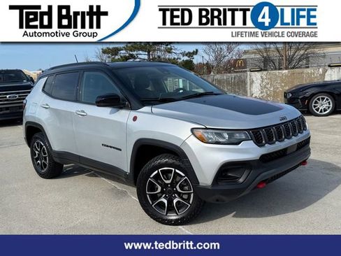 Used 2025 Jeep Compass Trailhawk image 1
