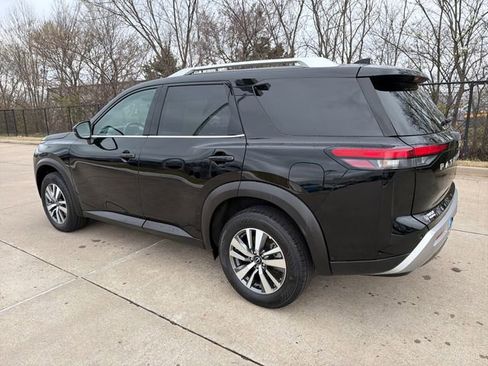 Used 2025 Nissan Pathfinder SL image 3