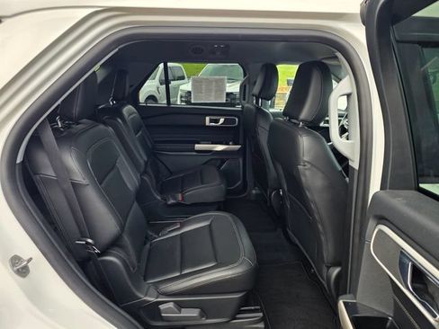 Used 2022 Ford Explorer XLT w/ Equipment Group 202A AWD/4WD image 13