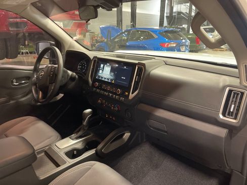 Used 2025 Nissan Frontier SV RWD image 17