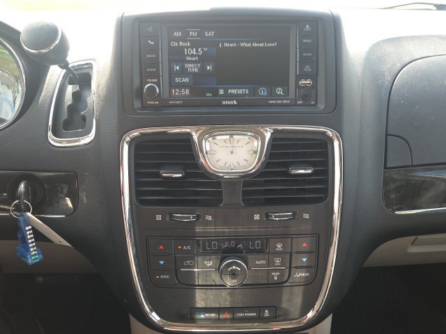 Used 2016 Chrysler Town & Country Touring FWD image 30