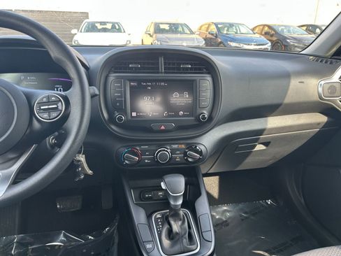 Used 2025 Kia Soul LX w/ LX Technology Package image 17