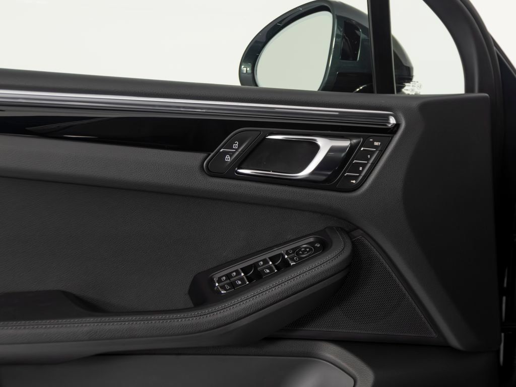 Certified 2026 Porsche Macan AWD/4WD image 20