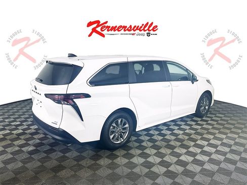 Used 2024 Toyota Sienna LE image 7