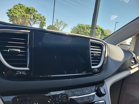 Used 2024 Chrysler Pacifica Touring-L FWD image 26