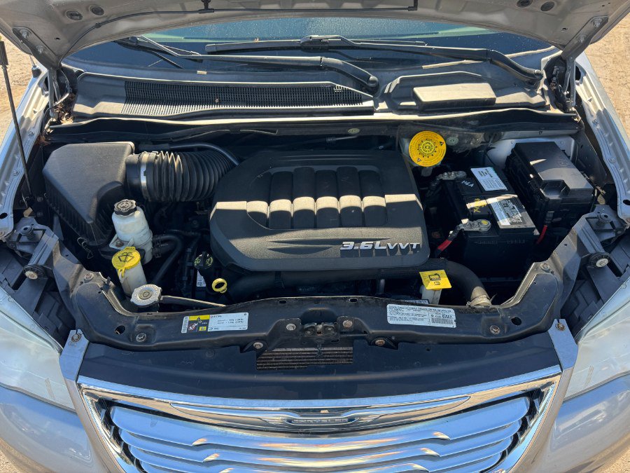 Used 2014 Chrysler Town & Country Touring FWD image 24