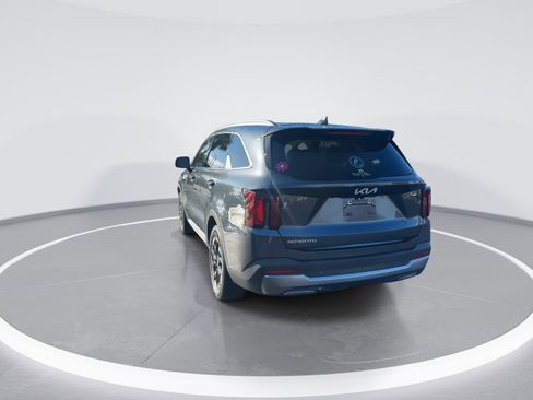 Used 2024 Kia Sorento S image 8