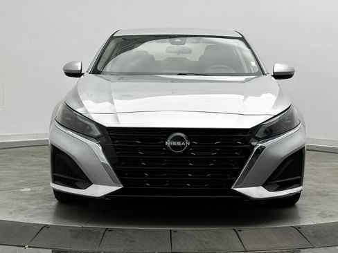 Used 2023 Nissan Altima 2.5 SV image 2