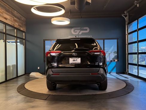 Used 2022 Toyota RAV4 LE AWD/4WD image 4