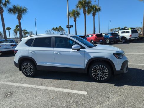 New 2026 Volkswagen Taos SE image 2