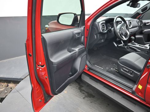 Used 2020 Toyota Tacoma TRD Sport image 12