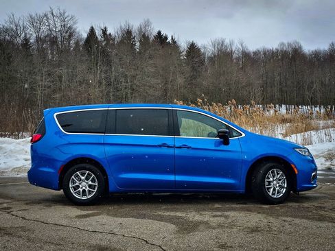 New 2026 Chrysler Pacifica Select image 2