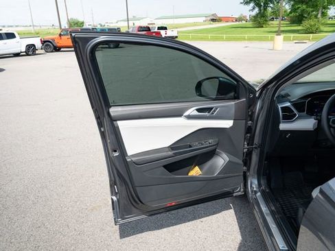 Used 2025 Volkswagen Taos SE w/ Panoramic Sunroof Package AWD/4WD image 13