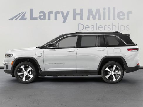 Used 2023 Jeep Grand Cherokee Trailhawk image 6