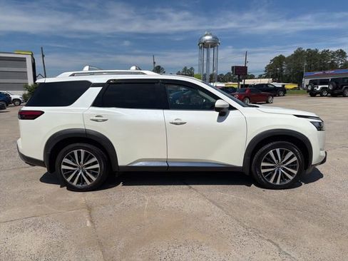 Used 2022 Nissan Pathfinder Platinum w/ Lighting Package (N92) FWD image 5