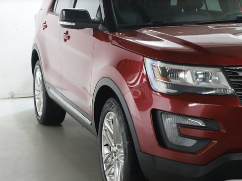 Used 2016 Ford Explorer XLT w/ Equipment Group 202A AWD/4WD image 8