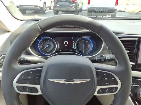 Used 2024 Chrysler Pacifica Touring-L image 12