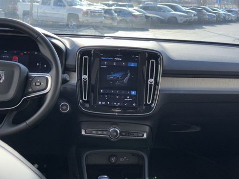 Used 2025 Volvo XC40 B5 Plus image 2