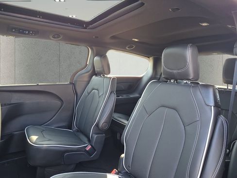 New 2026 Chrysler Pacifica Limited image 8