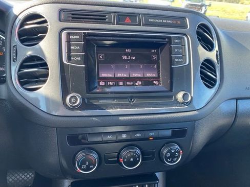 Used 2017 Volkswagen Tiguan Limited w/ Alloy Wheels Package AWD/4WD image 19