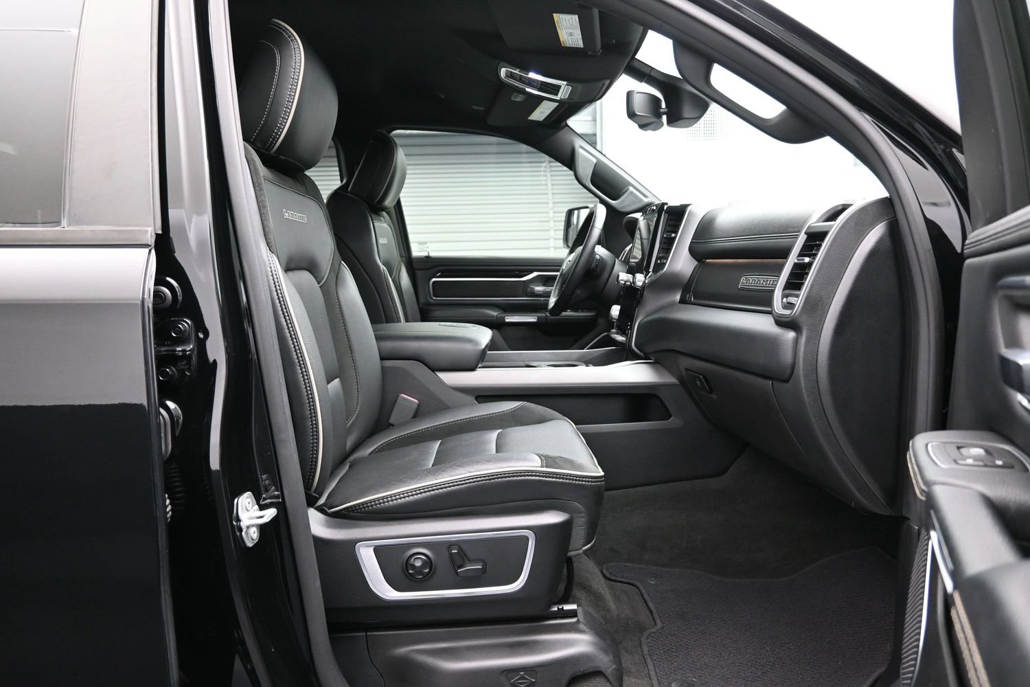 Used 2020 RAM 1500 Laramie w/ Sport Appearance Package AWD/4WD image 24