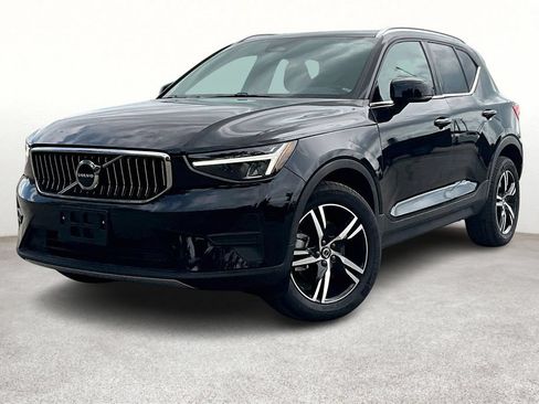 Used 2024 Volvo XC40 B5 Core AWD/4WD image 1
