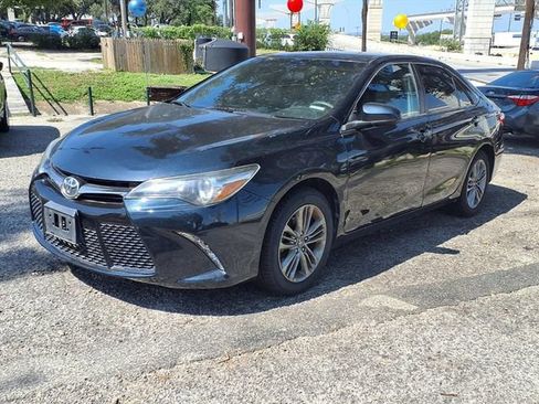 Used 2017 Toyota Camry SE FWD image 3