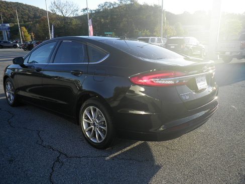 Used 2017 Ford Fusion SE image 4