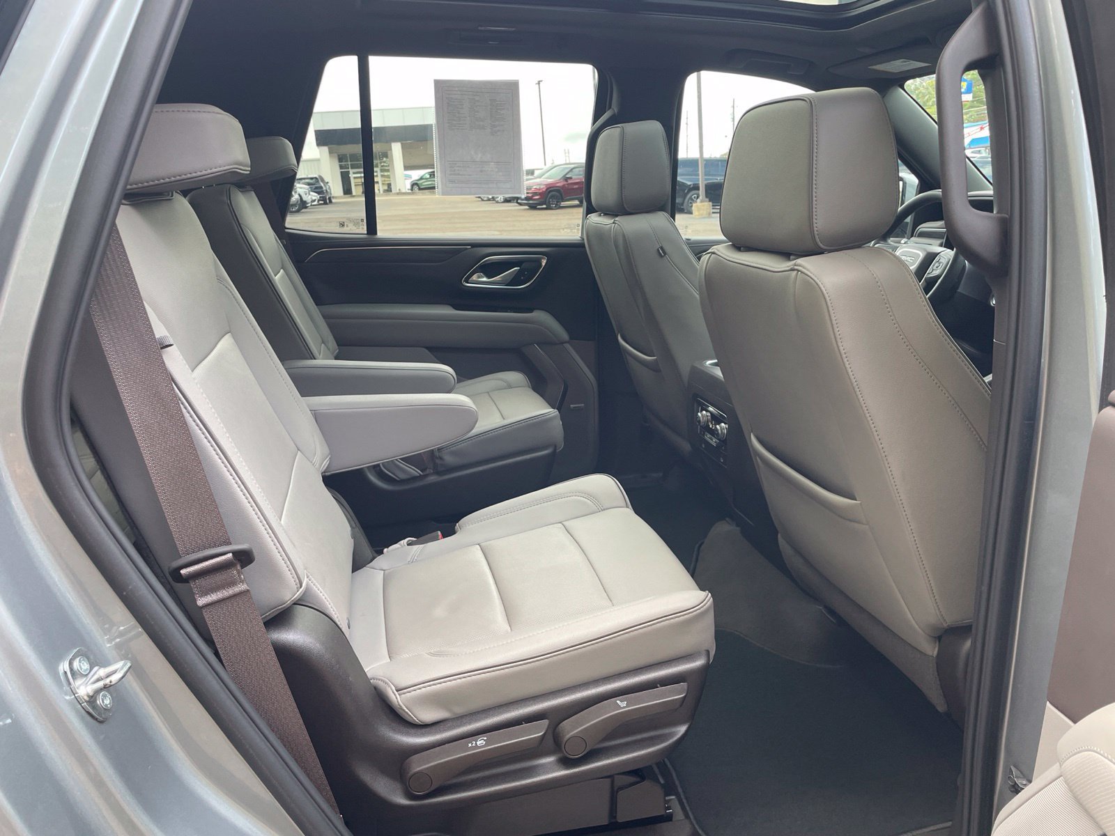 Used 2024 GMC Yukon SLT w/ SLT Premium Package RWD image 37