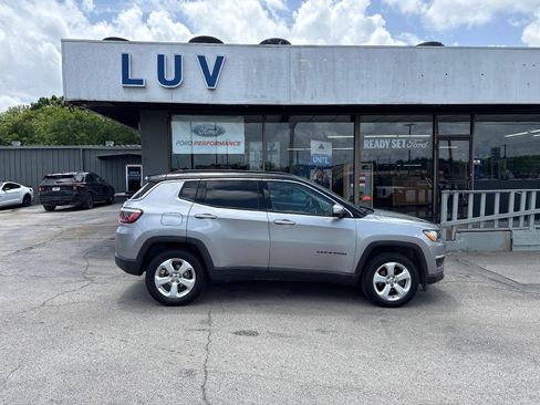 Used 2018 Jeep Compass Latitude w/ Popular Equipment Group AWD/4WD image 2
