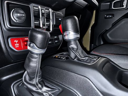 Used 2025 Jeep Wrangler Unlimited Rubicon AWD/4WD image 22