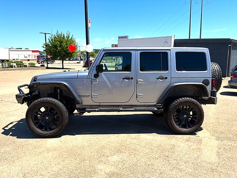 Used 2013 Jeep Wrangler Unlimited Sport image 2