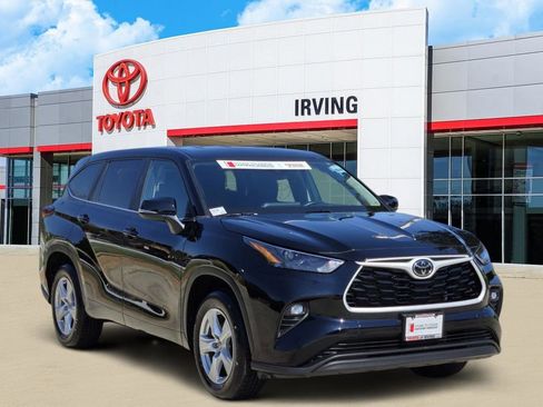 Used 2024 Toyota Highlander LE FWD image 2