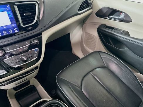 Used 2018 Chrysler Pacifica Limited w/ Tire & Wheel Group image 25