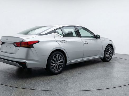 Used 2025 Nissan Altima 2.5 SV image 9