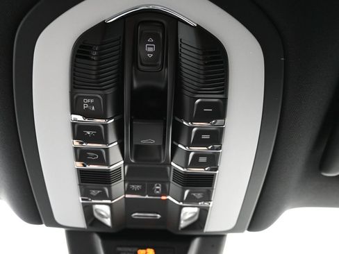 Certified 2026 Porsche Macan AWD/4WD image 11