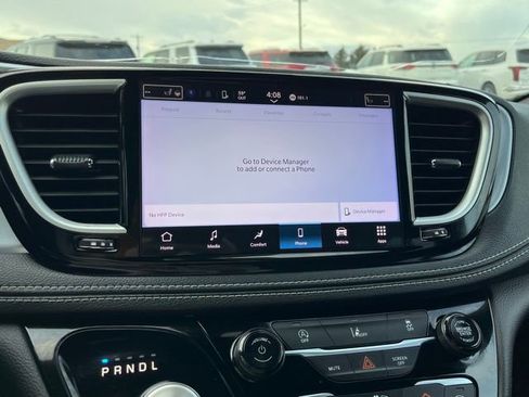 Used 2022 Chrysler Pacifica Touring FWD image 44