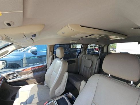 Used 2014 Chrysler Town & Country Touring FWD image 21