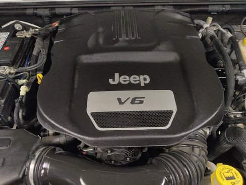 Used 2016 Jeep Wrangler Sport w/ Connectivity Group AWD/4WD image 30