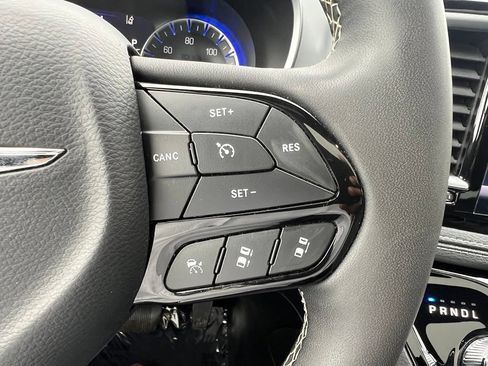 Used 2025 Chrysler Pacifica Limited FWD image 29