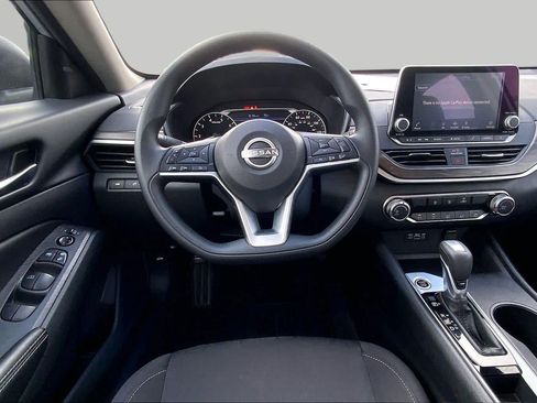 Used 2025 Nissan Altima 2.5 SV FWD image 6