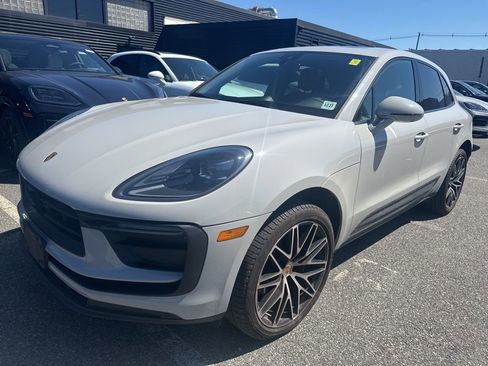 Certified 2023 Porsche Macan image 4
