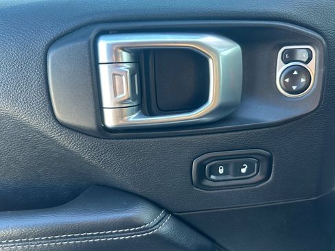 Used 2020 Jeep Wrangler Unlimited Sahara image 10