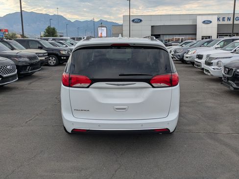 Used 2018 Chrysler Pacifica Touring-L FWD image 7