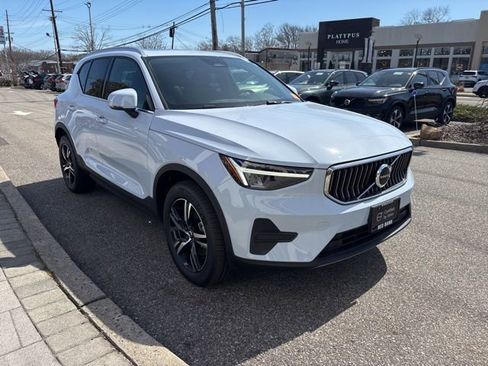 Used 2025 Volvo XC40 B5 Core image 7